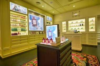 KUALA LUMPUR, MALAYSIA - CIRCA JANUARY, 2020: Kuala Lumpur 'daki Suria KLCC alışveriş merkezinde sergilenen Gucci parfüm şişeleri.