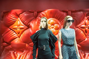 KUALA LUMPUR, MALAYSIA - CIRCA JANUARY, 2020: elbiseler Kuala Lumpur 'daki Louis Vuitton mağazasında sergileniyor.