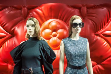 KUALA LUMPUR, MALAYSIA - CIRCA JANUARY, 2020: elbiseler Kuala Lumpur 'daki Louis Vuitton mağazasında sergileniyor.