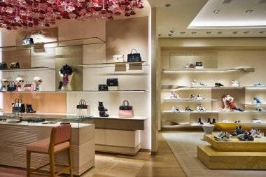 KUALA LUMPUR, MALAYSIA - CIRCA JANUARY, 2020: Kuala Lumpur 'daki KLCC alışveriş merkezindeki Louis Vuitton mağazasının iç çekimi.