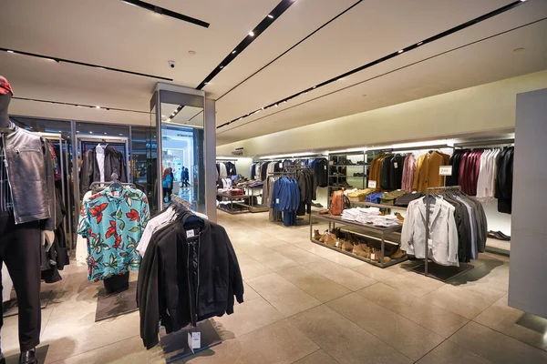 KUALA LUMPUR, MALAYSIA - CIRCA JANUARY, 2020: Kuala Lumpur 'daki Suria KLCC alışveriş merkezinde Zara mağazasının iç çekimi.