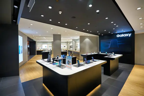 KUALA LUMPUR, MALAYSIA - CIRCA JANUARY, 2020: interior shot of Samsung Store at Suria KLCC shopping mall in Kuala Lumpur. — Stock Image Kuala Lumpur Malaysia Circa January 2020 Interior Shot Samsung Store Stock Photo