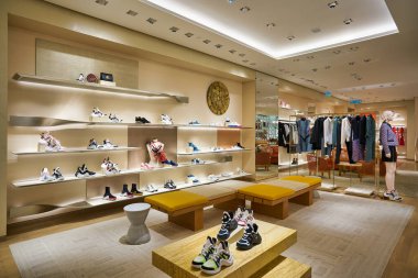 KUALA LUMPUR, MALAYSIA - CIRCA JANUARY, 2020: Kuala Lumpur 'daki KLCC alışveriş merkezindeki Louis Vuitton mağazasının iç çekimi.