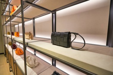 KUALA LUMPUR, MALAYSIA - CIRCA JANUARY, 2020: Kuala Lumpur 'daki Suria KLCC alışveriş merkezinde sergilenen Bottega Veneta çantaları.