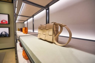 KUALA LUMPUR, MALAYSIA - CIRCA JANUARY, 2020: Kuala Lumpur 'daki Suria KLCC alışveriş merkezinde sergilenen Bottega Veneta çantaları.