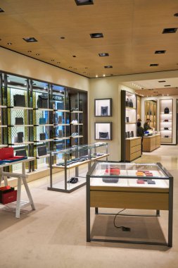 KUALA LUMPUR, MALAYSIA - CIRCA JANUARY, 2020: Kuala Lumpur 'daki Suria KLCC alışveriş merkezindeki Bottega Veneta mağazasının iç çekimi.