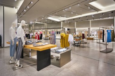 KUALA LUMPUR, MALAYSIA - CIRCA JANUARY, 2020: Pavilion Kuala Lumpur alışveriş merkezindeki Mango mağazasının içi.