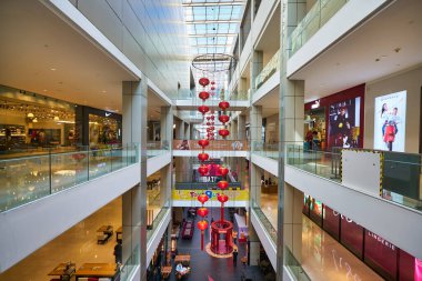 KUALA LUMPUR, MALAYSIA - CIRCA JANUARY, 2020: Pavilion Kuala Lumpur alışveriş merkezinin iç çekimi.