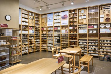 KUALA LUMPUR, MALAYSIA - CIRCA JANUARY, 2020: Pavilion Kuala Lumpur alışveriş merkezindeki Muji mağazasının içi.