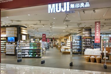 KUALA LUMPUR, MALAYSIA - CIRCA JANUARY, 2020: Pavilion Kuala Lumpur alışveriş merkezindeki Muji mağazasına giriş.