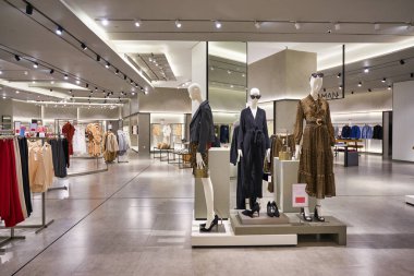 KUALA LUMPUR, MALAYSIA - CIRCA JANUARY, 2020: Pavilion Kuala Lumpur alışveriş merkezindeki Mango mağazasının içi.