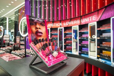 KUALA LUMPUR, MALAYSIA - CIRCA JANUARY, 2020: Pavilion Kuala Lumpur alışveriş merkezindeki MAC mağazasının içi.