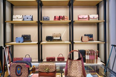 KUALA LUMPUR, MALAYSIA - CIRCA JANUARY, 2020: Pavilion Kuala Lumpur alışveriş merkezindeki koç mağazasının içi.