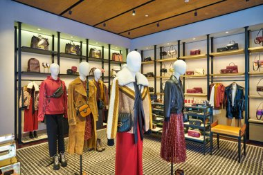 KUALA LUMPUR, MALAYSIA - CIRCA JANUARY, 2020: Pavilion Kuala Lumpur alışveriş merkezindeki koç mağazasında giyinmiş mankenler.