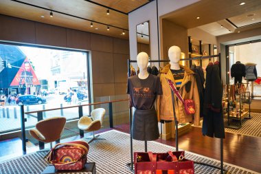 KUALA LUMPUR, MALAYSIA - CIRCA JANUARY, 2020: Pavilion Kuala Lumpur alışveriş merkezindeki koç mağazasında giyinmiş mankenler.