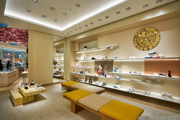 KUALA LUMPUR, MALAYSIA - CIRCA JANUARY, 2020: interior shot of Louis Vuitton store in Suria KLCC shopping mall in Kuala Lumpur. — Stock Image Kuala Lumpur Malaysia Circa January 2020 Interior Shot Louis Vuitton Stock Image