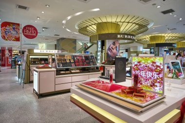 KUALA LUMPUR, MALAYSIA - CIRCA JANUARY, 2020: Pavilion Kuala Lumpur alışveriş merkezinde kişisel bakım ürünleri sergileniyor.