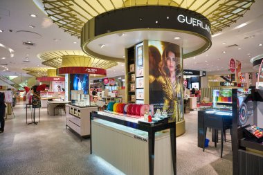 KUALA LUMPUR, MALAYSIA - CIRCA JANUARY, 2020: Pavilion Kuala Lumpur alışveriş merkezinde sergilenen parfümler.