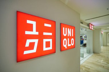 KUALA LUMPUR, MALAYSIA - CIRCA JANUARY, 2020: Uniqlo işareti yakın çekim