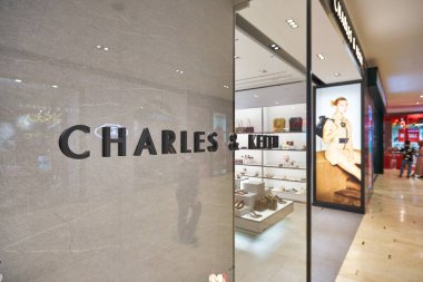 KUALA LUMPUR, MALAYSIA - CIRCA JANUARY, 2020: Kuala Lumpur 'daki mağazada görülen Charles & Keith imzasının yakın çekimi