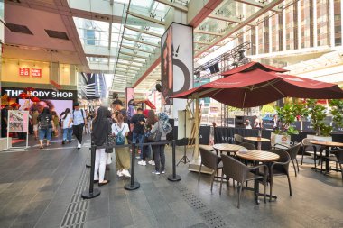 KUALA LUMPUR, MALAYSIA - 18 Ocak 2020: insanlar Kuala Lumpur 'daki Fahrenheit 88 alışveriş merkezindeki Sephora mağazasının büyük açılışını beklerken sırada bekliyorlar.
