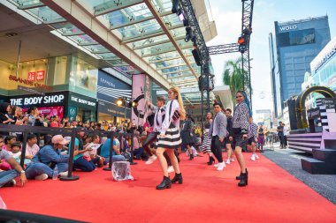 KUALA LUMPUR, MALAYSIA - 18 Ocak 2020: Kuala Lumpur 'daki Fahrenheit 88 alışveriş merkezinin açılış gününde atmosfer.