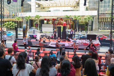 KUALA LUMPUR, MALAYSIA - 18 Ocak 2020: Kuala Lumpur 'daki Fahrenheit 88 alışveriş merkezinin açılış gününde atmosfer.