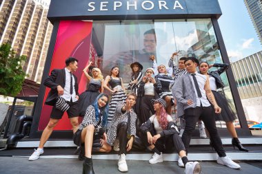 KUALA LUMPUR, MALAYSIA - 18 Ocak 2020: Kuala Lumpur 'daki Fahrenheit 88 alışveriş merkezinin açılış gününde fotoğrafçıya poz veren modeller.