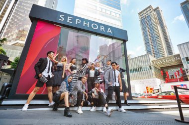 KUALA LUMPUR, MALAYSIA - 18 Ocak 2020: Kuala Lumpur 'daki Fahrenheit 88 alışveriş merkezinin açılış gününde fotoğrafçıya poz veren modeller.