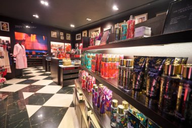 KUALA LUMPUR, MALAYSIA - CIRCA JANUARY, 2020: Kuala Lumpur 'daki Nu Sentral alışveriş merkezindeki Victoria' s Secret mağazasının iç çekimi.