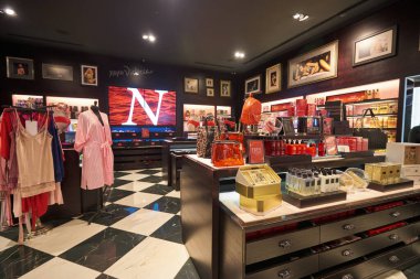 KUALA LUMPUR, MALAYSIA - CIRCA JANUARY, 2020: Kuala Lumpur 'daki Nu Sentral alışveriş merkezindeki Victoria' s Secret mağazasının iç çekimi.