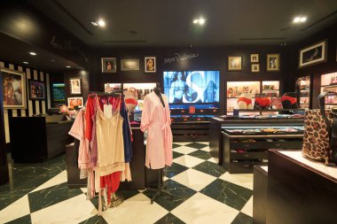 KUALA LUMPUR, MALAYSIA - CIRCA JANUARY, 2020: Kuala Lumpur 'daki Nu Sentral alışveriş merkezindeki Victoria' s Secret mağazasının iç çekimi.