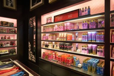 KUALA LUMPUR, MALAYSIA - CIRCA JANUARY, 2020: Kuala Lumpur 'daki Nu Sentral alışveriş merkezindeki Victoria' s Secret mağazasının iç çekimi.