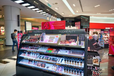 KUALA LUMPUR, MALAYSIA - CIRCA JANUARY, 2020: Kuala Lumpur 'daki Nu Sentral alışveriş merkezindeki Sephora mağazasının iç çekimi.