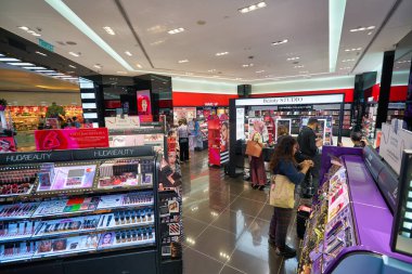 KUALA LUMPUR, MALAYSIA - CIRCA JANUARY, 2020: Kuala Lumpur 'daki Nu Sentral alışveriş merkezindeki Sephora mağazasının iç çekimi.