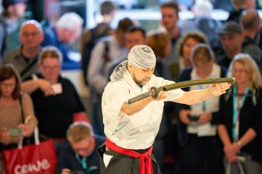 COLOGNE, ALMANY - CIRCA EPTEMBER, 2018: Sony Standı 'ndaki Samuray Kılıç Gösterisi. 