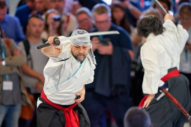 COLOGNE, ALMANY - CIRCA EPTEMBER, 2018: Sony Standı 'ndaki Samuray Kılıç Gösterisi. 
