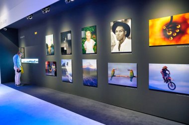 COLOGNE, Almanya - CIRCA EPTEMBER, 2018: Photokina Sergisi 'ndeki LUMIX Büyükelçilik Galerisi. Photokina dünya çapında fotoğraf endüstrisinin önde gelen ticaret fuarlarından biri..
