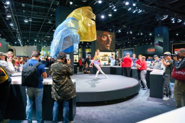 COLOGNE, ALMANY - CIRCA EPTEMBER, 2018: Photokina Sergisi 'nde Canon Space. Photokina dünya çapında fotoğraf endüstrisinin önde gelen ticaret fuarlarından biri..