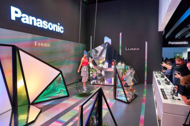 COLOGNE, ALMANY - CIRCA EPTEMBER, 2018: Photokina Sergisi 'ndeki Panasonic standında poz veren model. Photokina dünya çapında fotoğraf endüstrisinin önde gelen ticaret fuarlarından biri..