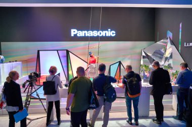 COLOGNE, ALMANY - CIRCA EPTEMBER, 2018: Photokina Sergisi 'ndeki Panasonic standında poz veren model. Photokina dünya çapında fotoğraf endüstrisinin önde gelen ticaret fuarlarından biri..