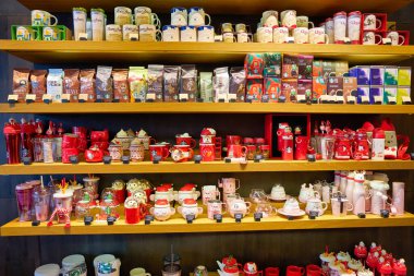 SHENZHEN, ÇİN - CIRCA Kasım 2019: Shenzhen 'deki Starbucks Kahve' de sergilenen mallar.