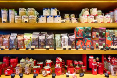 SHENZHEN, ÇİN - CIRCA Kasım 2019: Shenzhen 'deki Starbucks Kahve' de sergilenen mallar.