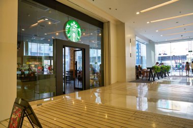 SHENZHEN, ÇİN - CIRCA Kasım 2019: Shenzhen 'deki Starbucks Kahvesine Giriş.