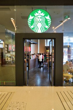 SHENZHEN, ÇİN - CIRCA Kasım 2019: Shenzhen 'deki Starbucks Kahvesine Giriş.