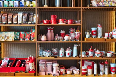SHENZHEN, ÇİN - CIRCA Kasım 2019: Shenzhen 'deki Starbucks Kahve' de sergilenen mallar.