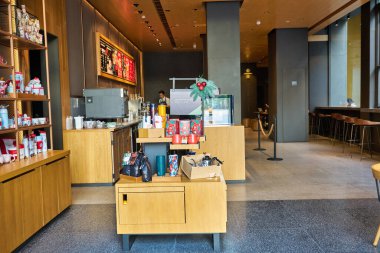 SHENZHEN, ÇİN - CIRCA KOVEMBER, 2019: Shenzhen 'deki Starbucks Kahvesi' nin iç çekimleri.