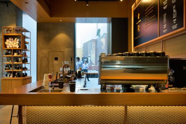 SHENZHEN, ÇİN - CIRCA KOVEMBER, 2019: Shenzhen 'deki Starbucks Kahvesi' nin iç çekimleri.
