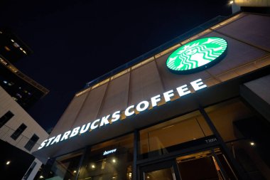 SHENZHEN, ÇİN - CRCA KOVEMBER, 2019: Starbucks Kahve Tabelası Gece vakti Shenzhen 'de.