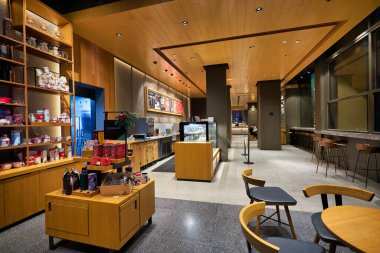 SHENZHEN, ÇİN - CIRCA KOVEMBER, 2019: Shenzhen 'deki Starbucks Kahvesi' nin iç çekimleri.